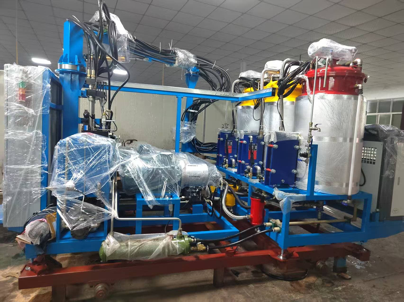 Self-skinning product foaming